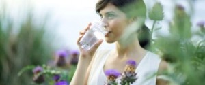 femme buvant un verre d'eau