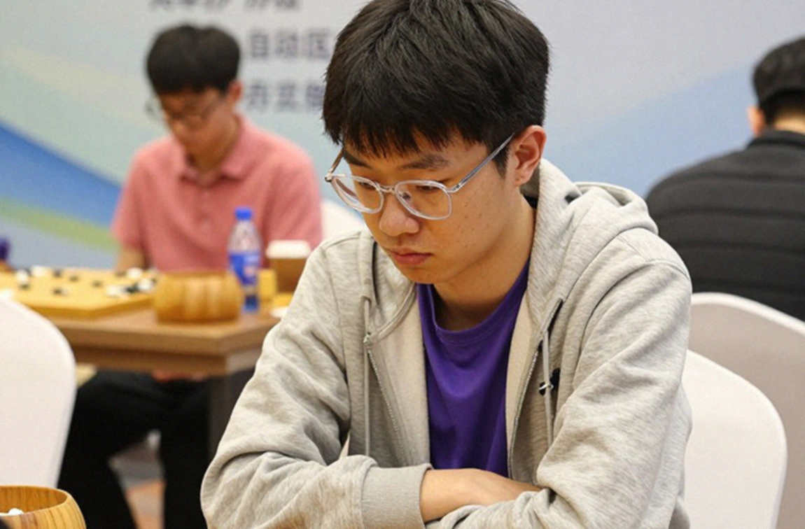 Gukesh ngồi bàn 4 ở Olympiad: Khi nhà vua học cách đi sau
