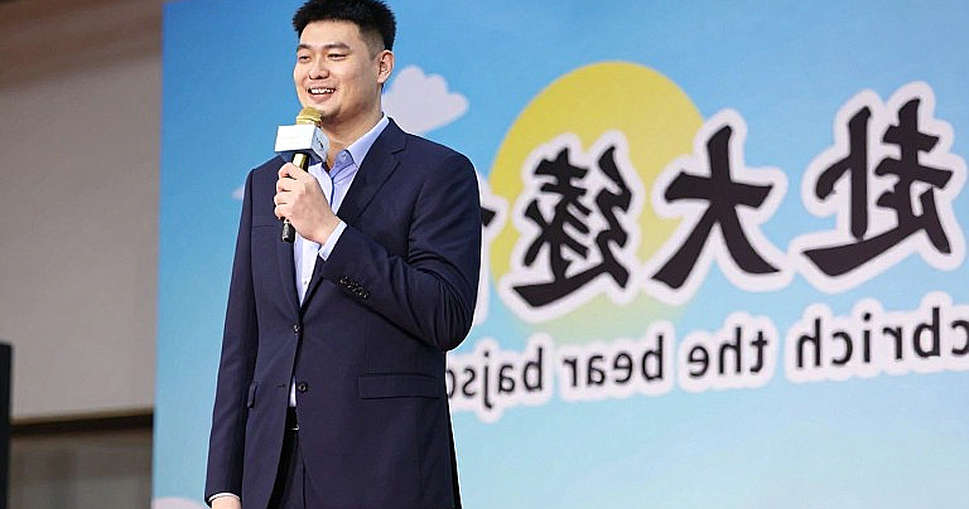 Hàng thủ ba người trở lại: lối thoát chiến thuật hay tấm khiên danh dự của huấn luyện viên?