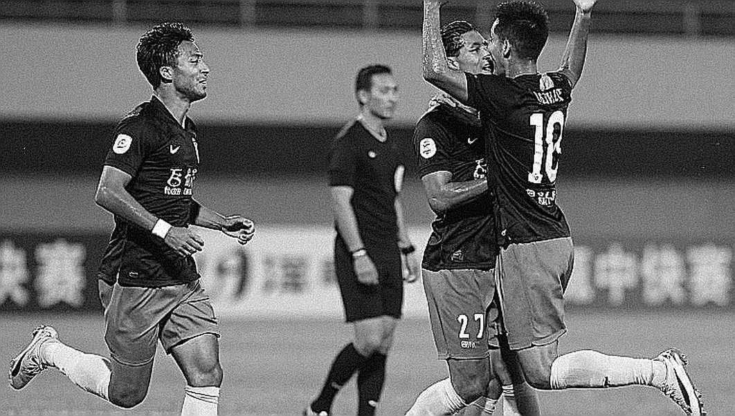 After Tan Sinh's 'lenient' yellow card: Vietnamese football needs a new standard to protect players After Tan Sinh's 'lenient' yellow card: Vietnamese football needs a new standard to protect players