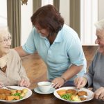 Comment surveiller l’alimentation d’une personne âgée dépendante ?